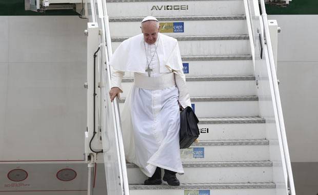 Homossexuais não devem ser julgados ou marginalizados, diz Papa