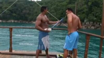 Renzo e Alexandre Senna pescando e trepando no barco