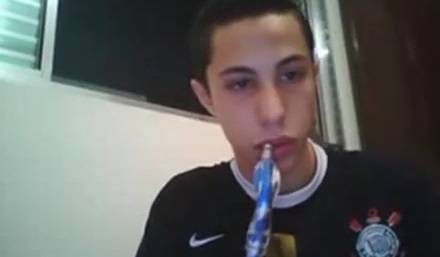 Corinthiano fumando e se masturbando na webcam