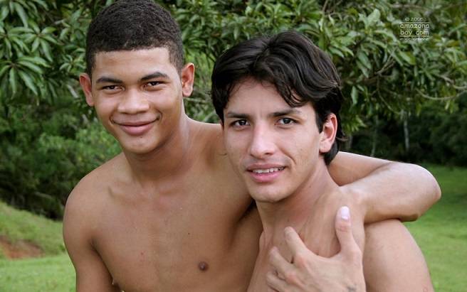 Gay Brasil: Xunda e Natanael trepando na grama!