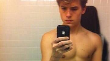 FAMOSOS: Novas fotos de Dylan Sprouse pelado, agora mostrando tudo!