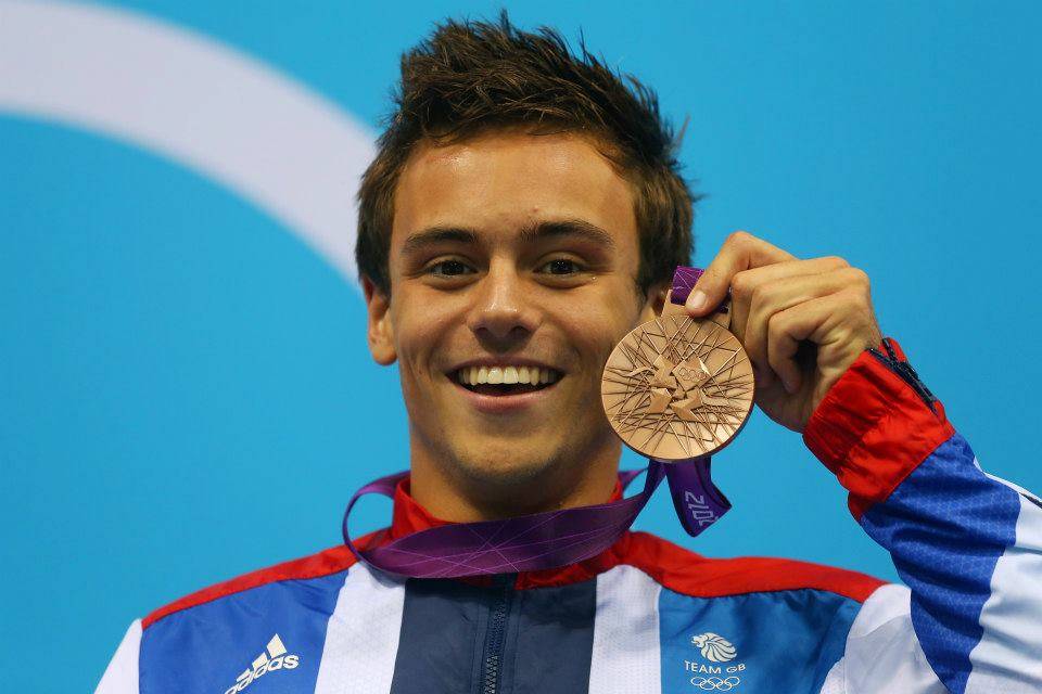 Tom Daley assume estar namorando um cara: ‘Minha vida mudou’