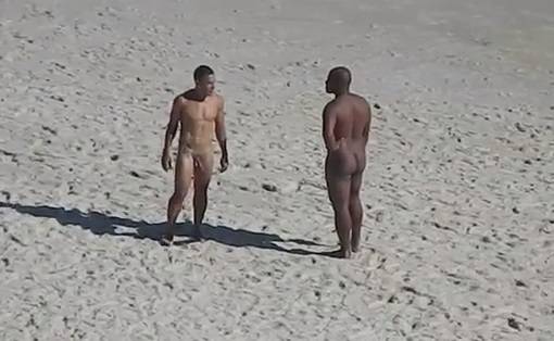 FLAGRA: Cara filma machos na praia de nudismo no Rio