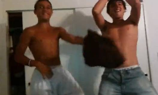 Zoação: Boys héteros de zoação, tiram a cueca e ficam pelados