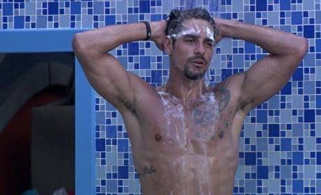 BBB 14 – Veja o video do Diego tomando banho pelado! (Sem cesura)