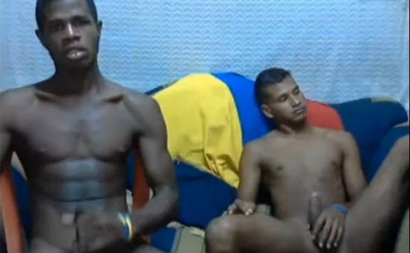 [Webcam] Morenos latinos dotados batendo uma punheta