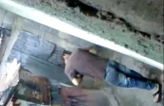Flagra: Garoto batendo uma punheta no beco da favela