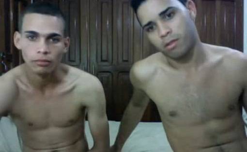 [Webcam] Dois amigos tesudos tomando porra um do outro!