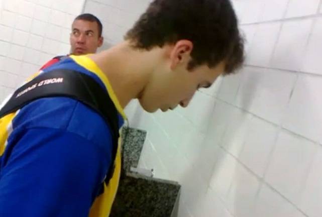 Pegação no banheirão gay download