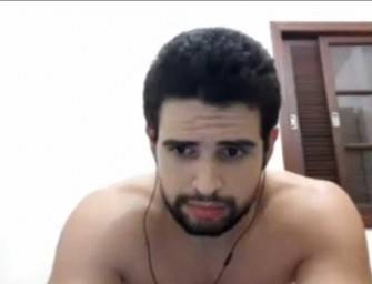 Leandro, um boy gato barbudo gozando na webcam