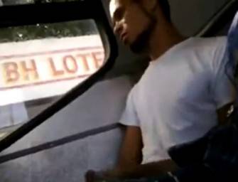 Cara punheta um macho dentro do ônibus coletivo