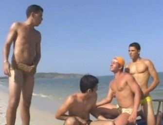 Orgia gay com quatro brasileiros quentes na praia