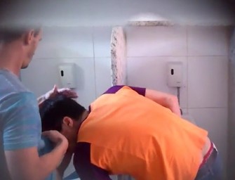 Brasileiro paga boquete para macho no banheirão – TOP
