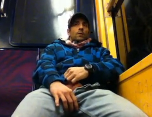 Punheta jerk off masturbação e gozada no trem em publico outdoor men gay big dick