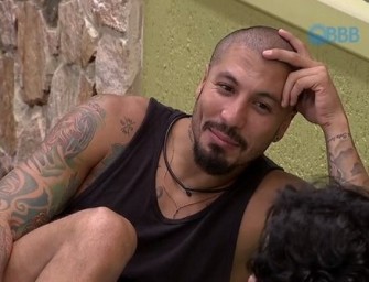 Fernando e Rafael se descuidam e ficam pelados no BBB15