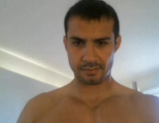 Homem tomando banho pelado punheta masturbação hétero latino