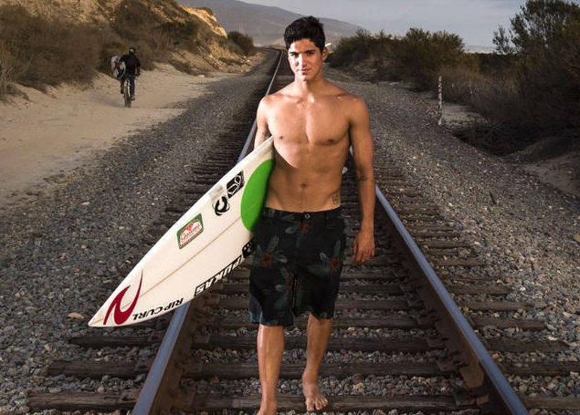 gabriel medina gillette famosos sem camisa banheiro pelado