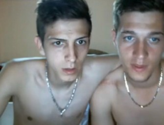 Primos brincam com seus cacetes na cam