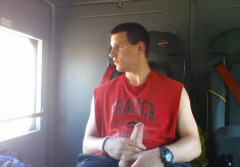 bombeiro batendo punheta dentro do caminhão safado