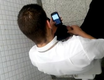 Flagras de machos punhetando no banheiro público