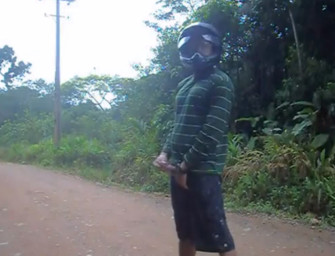 Motoqueiro é flagrado tocando uma na estrada