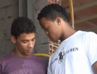 Morenos fazem loucuras em obra abandonada na favela