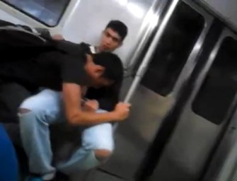 Garotos são flagrados fazendo boquete no metrô