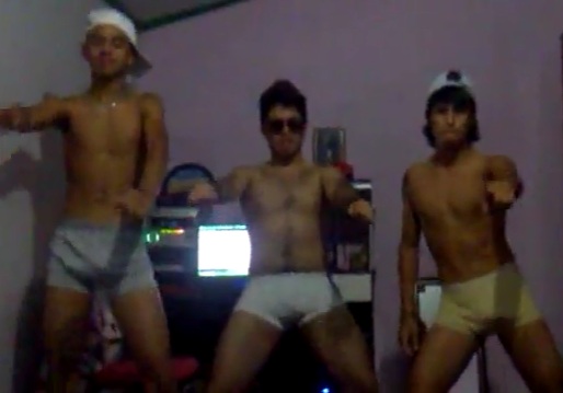 garotos de cueca mostram que sabem dançar funk
