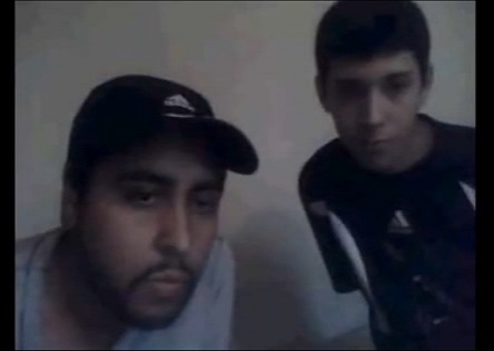 tio e sobrinho em mão amiga e guerra de espadas na cam