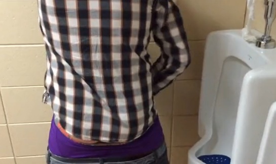 Foda Bare no banheiro