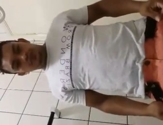 Boy se tranca no banheiro para tocar uma punheta gostosinha