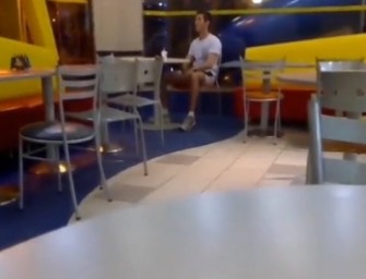 Carinha toca punheta safada dentro no McDonald’s