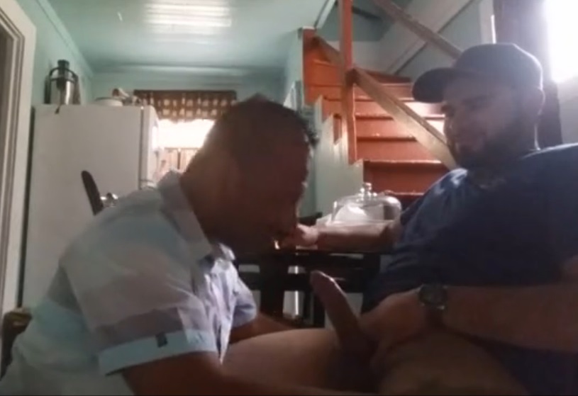 fazendo boquete no hetero vizinho casado titio gay