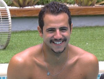 Matheus do BBB16 cai na piscina de cueca branca