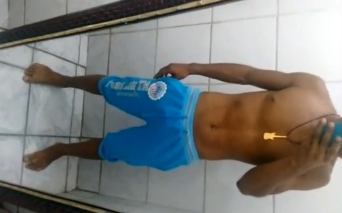 Novinho pirocudo se masturba no banheiro e goza gostoso