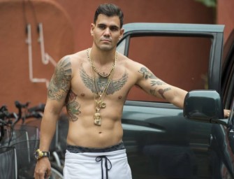 Assista o ator Juliano Cazarré completamente pelado em filme