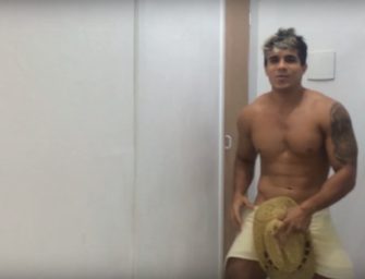 JJ mais de mil fazendo stripper gostoso só de toalha