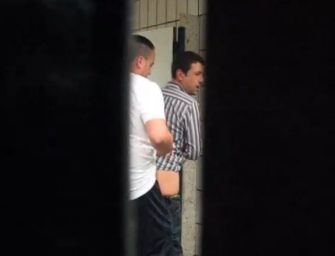Homens são flagrados fazendo troca-troca no banheirão