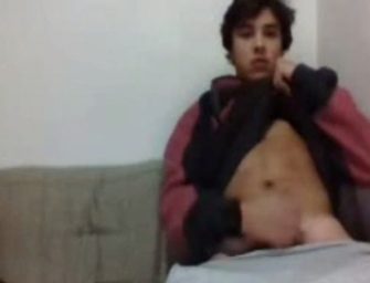 Novinho pentelhudo mostra como se masturba gostoso