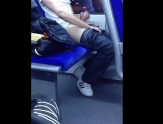 Tocando uma bronha e gozando dentro do metrô