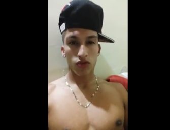 Novinho sarado e super safado toca uma pra cam