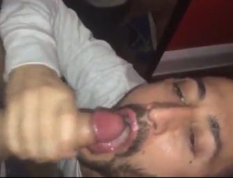 Tomando o leitinho de duas pirocas deliciosas e tesudas