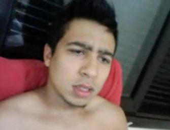 Jovem toca uma no Omegle, jorra leitinho e cai na net