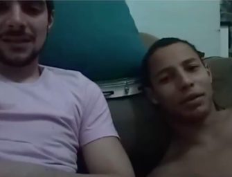 Amigos (héteros) se tocam para uma mulher fake no Skype