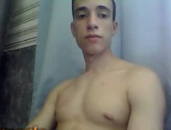 Jovem definido bate uma na cam e goza pra caralho