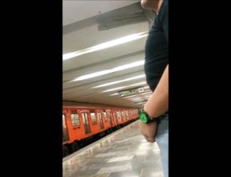 Macho mostra a rola marcada no meio da estação de metrô