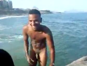 Magrelo é flagrado tomando banho pelado em praia do Rio
