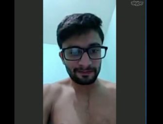 Barbudo usa o skype para mostrar suas qualidades ao crush