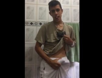 Novinho fantástico tira a roupa, fica nu e mostra a jeba