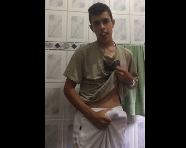 Novinho se masturba toca punheta na webcam e goza